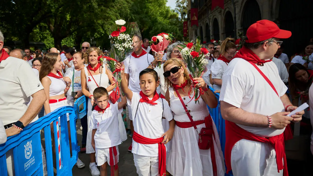 Ofrenda floral infantil a San Ferm&iacute;n durante las fiestas de 2026. PABLO LASAOSA