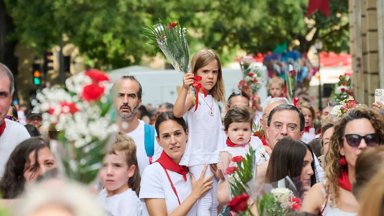 Ofrenda floral infantil a San Ferm&iacute;n durante las fiestas de 2026. PABLO LASAOSA