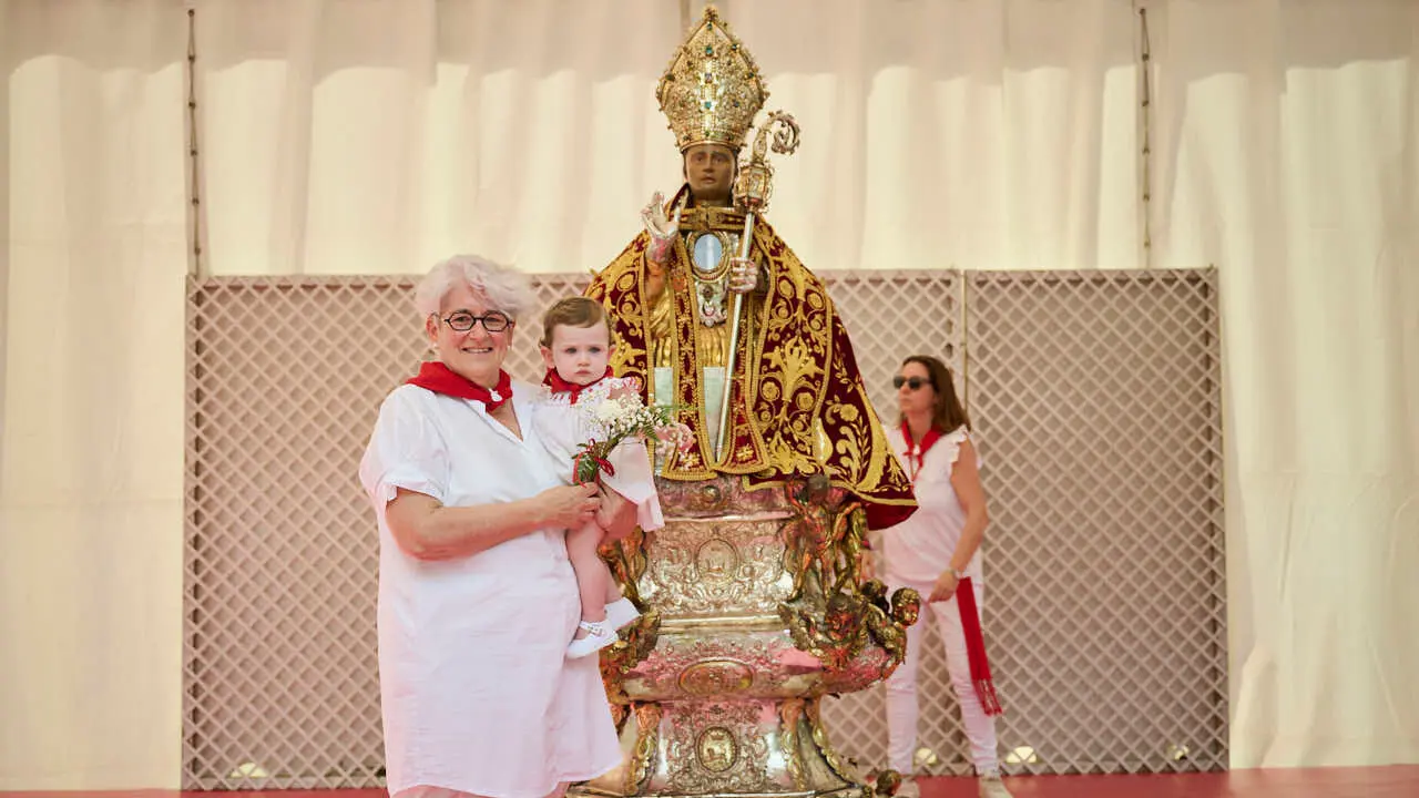 Ofrenda floral infantil a San Ferm&iacute;n durante las fiestas de 2026. PABLO LASAOSA
