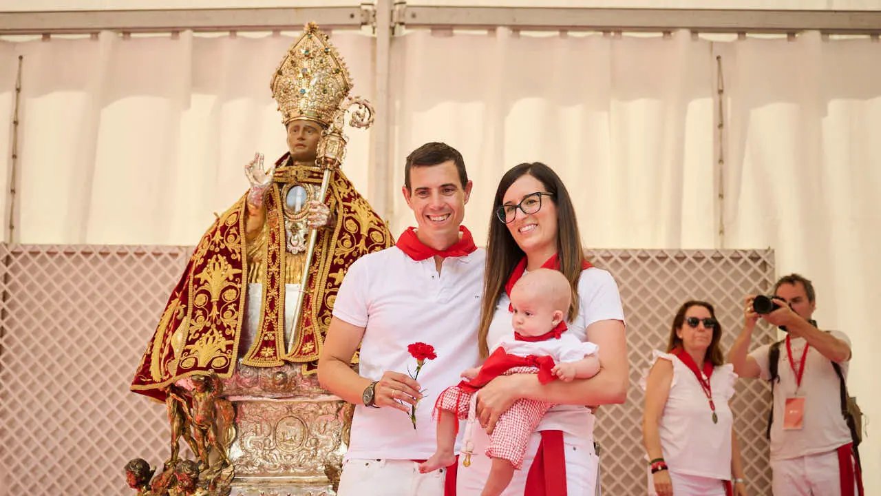 Ofrenda floral infantil a San Ferm&iacute;n durante las fiestas de 2026. PABLO LASAOSA