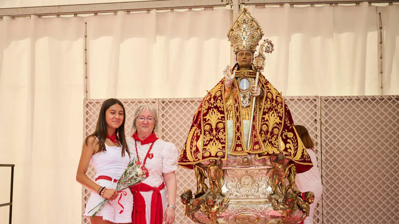 Ofrenda floral infantil a San Ferm&iacute;n durante las fiestas de 2026. PABLO LASAOSA