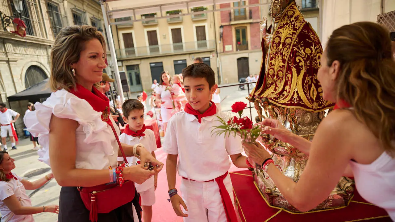 Ofrenda floral infantil a San Ferm&iacute;n durante las fiestas de 2026. PABLO LASAOSA