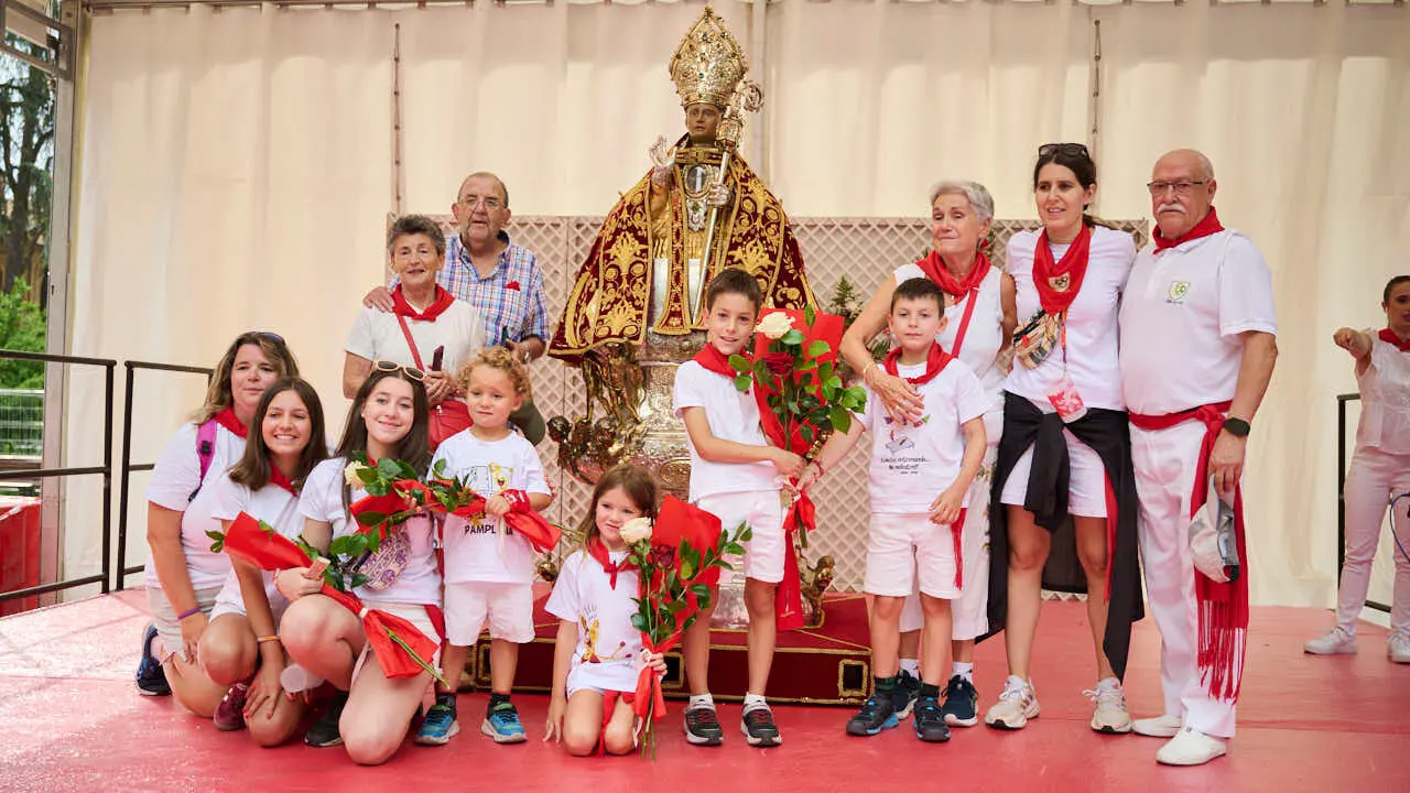 Ofrenda floral infantil a San Ferm&iacute;n durante las fiestas de 2026. PABLO LASAOSA
