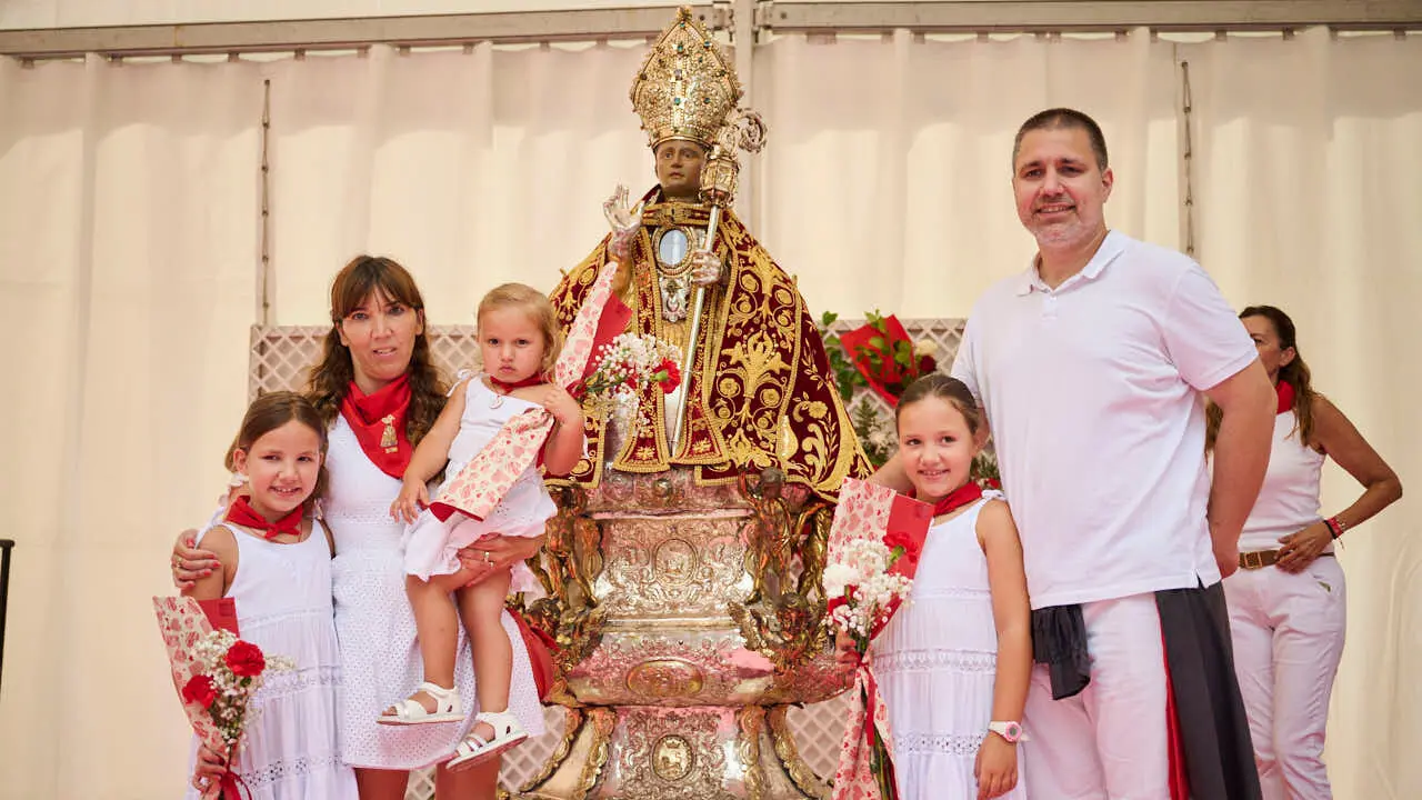 Ofrenda floral infantil a San Ferm&iacute;n durante las fiestas de 2026. PABLO LASAOSA