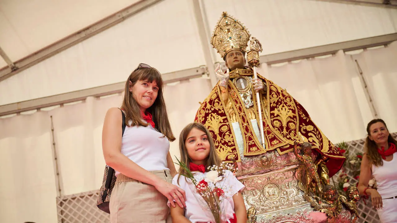 Ofrenda floral infantil a San Ferm&iacute;n durante las fiestas de 2026. PABLO LASAOSA