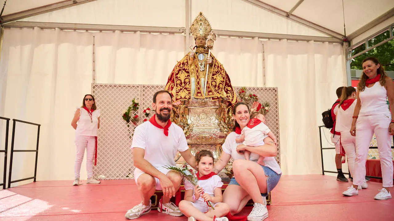 Ofrenda floral infantil a San Ferm&iacute;n durante las fiestas de 2026. PABLO LASAOSA