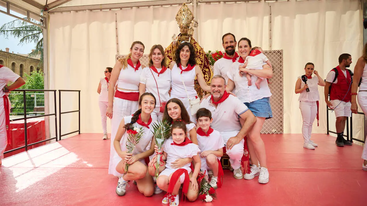 Ofrenda floral infantil a San Ferm&iacute;n durante las fiestas de 2026. PABLO LASAOSA