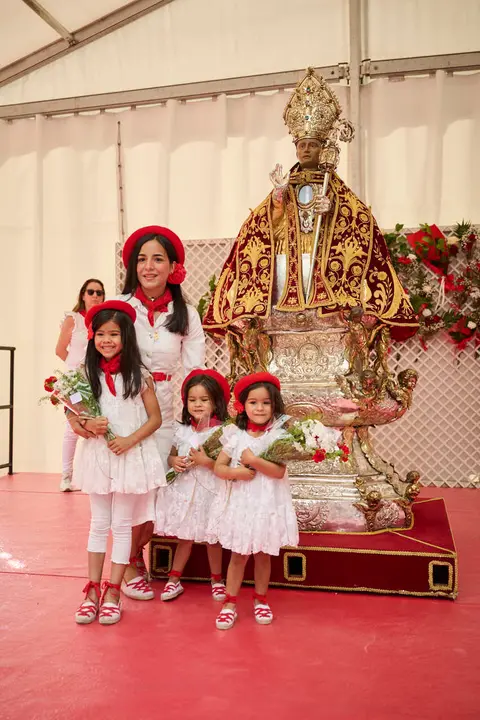 Ofrenda floral infantil a San Ferm&iacute;n durante las fiestas de 2026. PABLO LASAOSA