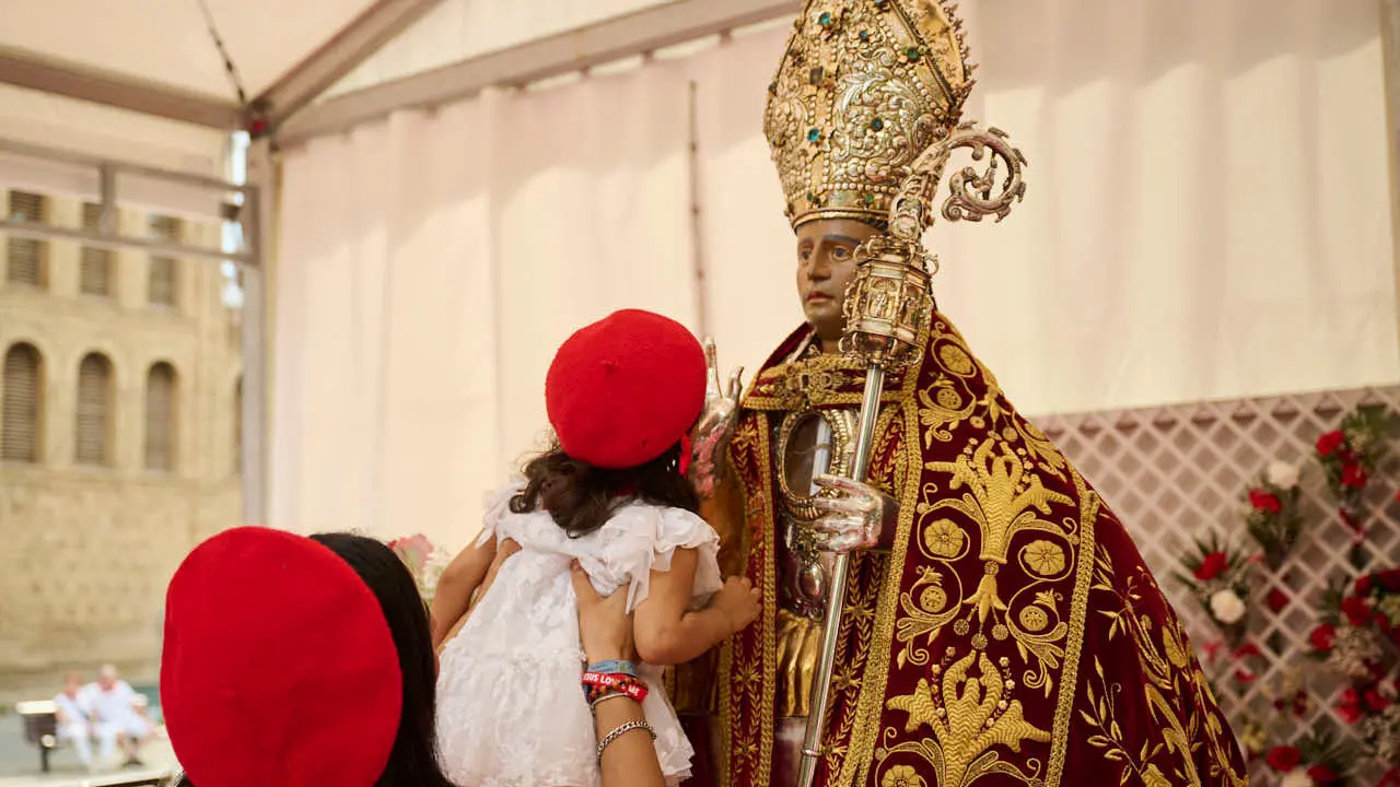Ofrenda floral infantil a San Ferm&iacute;n durante las fiestas de 2026. PABLO LASAOSA