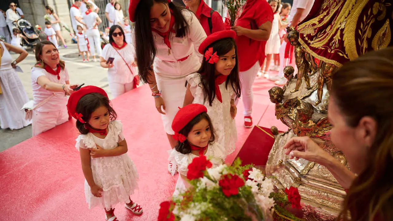 Ofrenda floral infantil a San Ferm&iacute;n durante las fiestas de 2026. PABLO LASAOSA