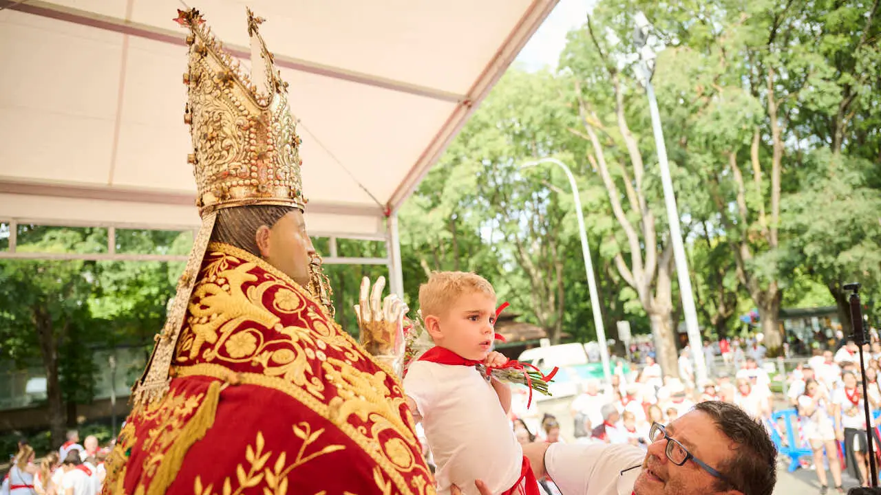 Ofrenda floral infantil a San Ferm&iacute;n durante las fiestas de 2026. PABLO LASAOSA