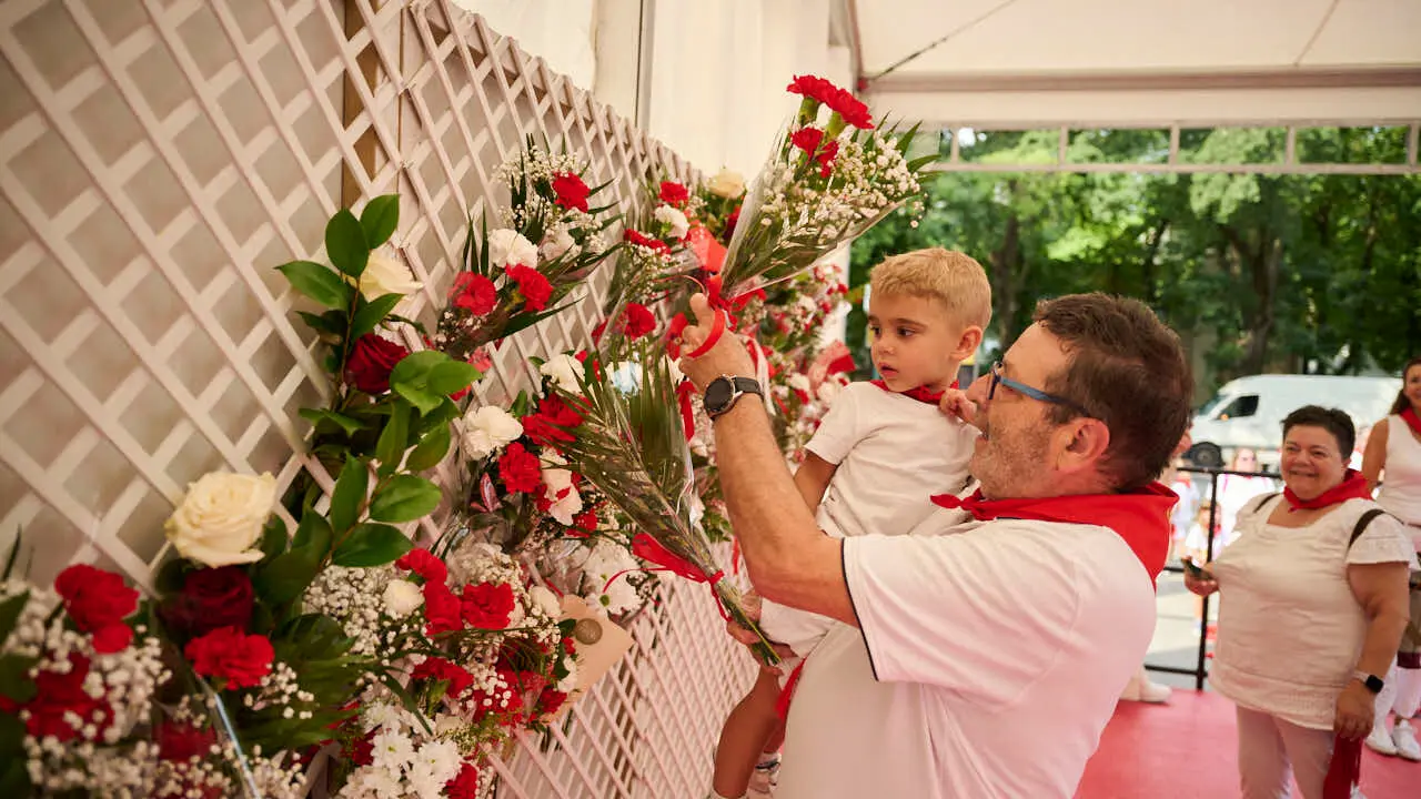 Ofrenda floral infantil a San Ferm&iacute;n durante las fiestas de 2026. PABLO LASAOSA