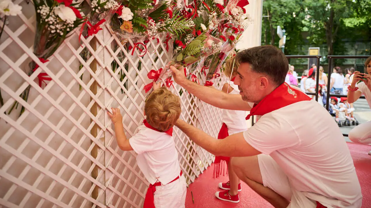 Ofrenda floral infantil a San Ferm&iacute;n durante las fiestas de 2026. PABLO LASAOSA