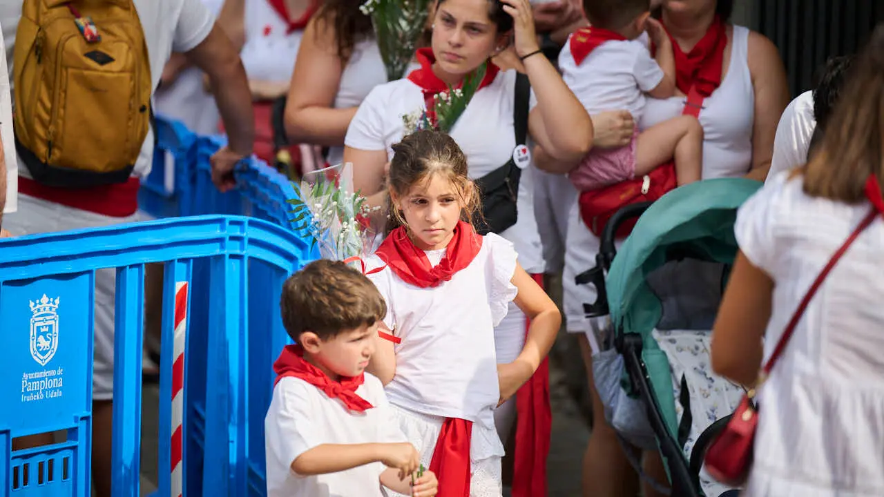 Ofrenda floral infantil a San Ferm&iacute;n durante las fiestas de 2026. PABLO LASAOSA