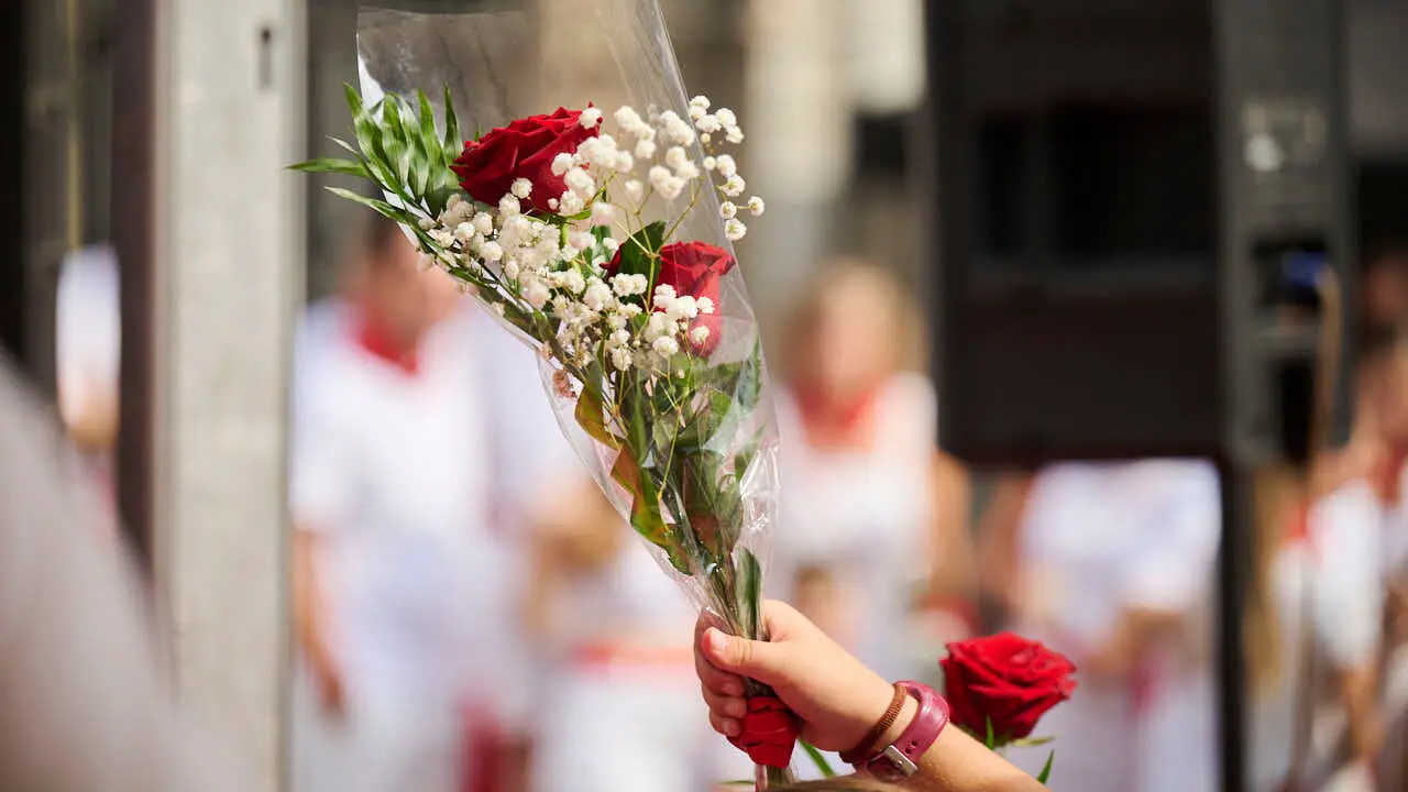 Ofrenda floral infantil a San Ferm&iacute;n durante las fiestas de 2026. PABLO LASAOSA