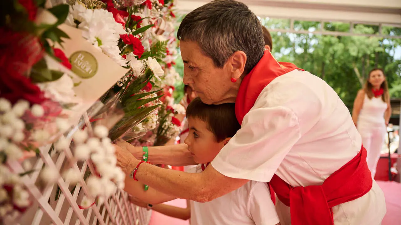 Ofrenda floral infantil a San Ferm&iacute;n durante las fiestas de 2026. PABLO LASAOSA