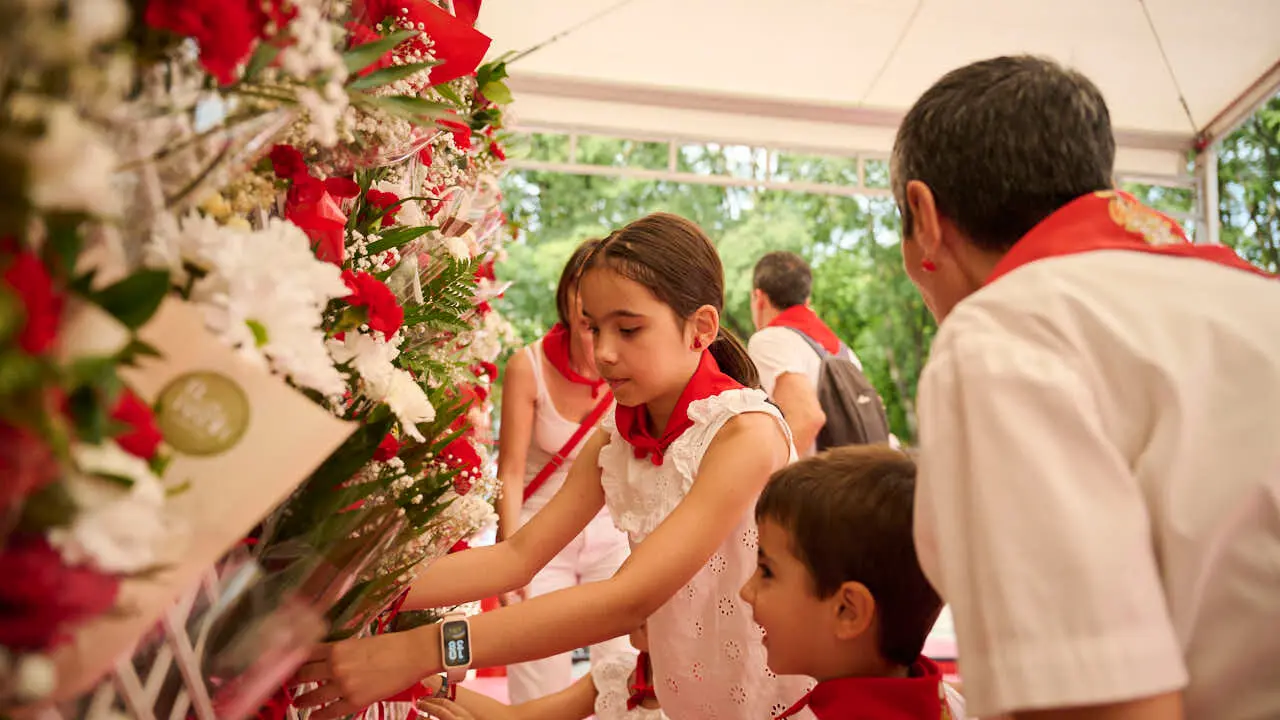 Ofrenda floral infantil a San Ferm&iacute;n durante las fiestas de 2026. PABLO LASAOSA