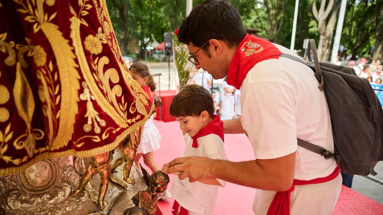 Ofrenda floral infantil a San Ferm&iacute;n durante las fiestas de 2026. PABLO LASAOSA