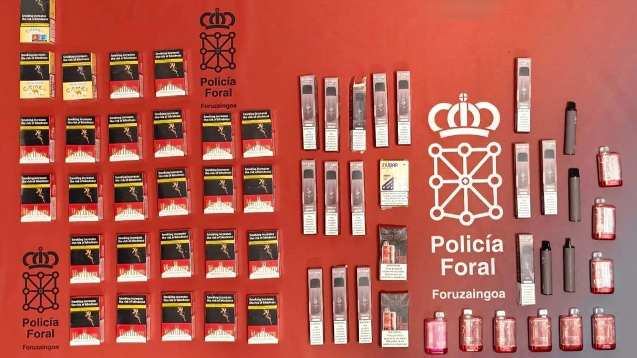 Cajetillas de tabaco y vapers incautados. POLIC&Iacute;A FORAL