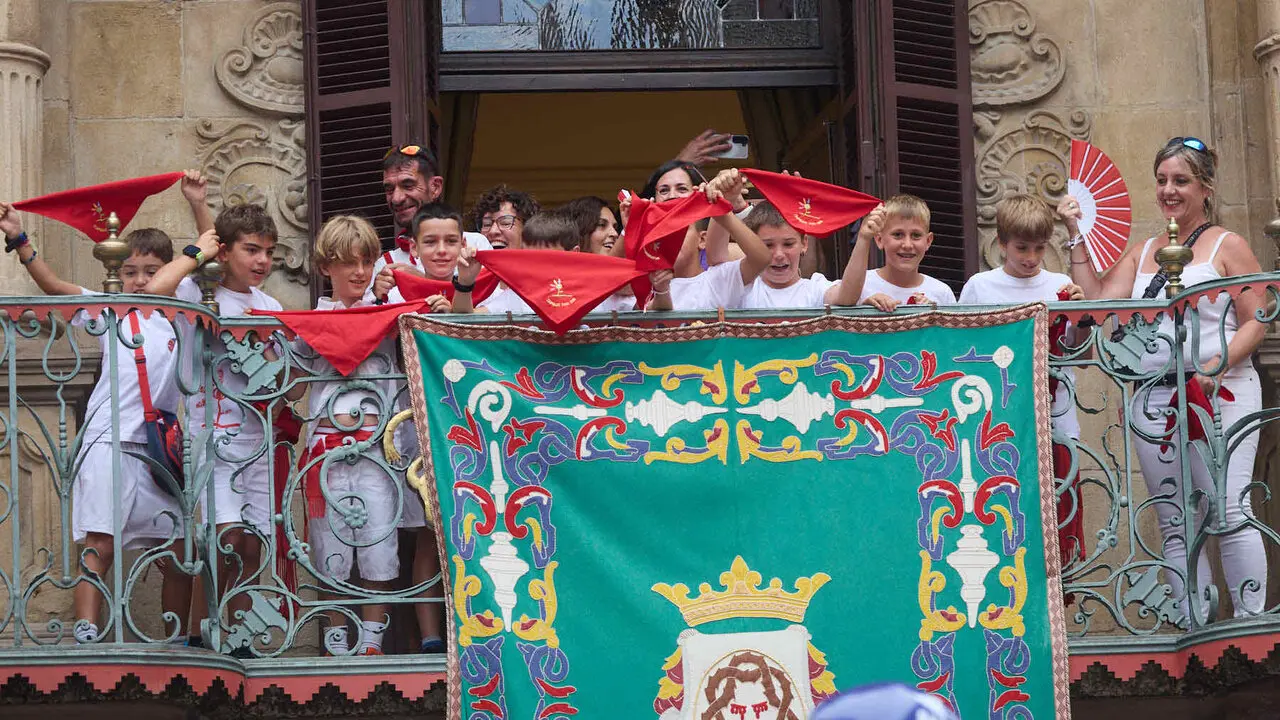 Primer Chupinazo Txiki de la historia de los Sanfermines en la plaza del Ayuntamiento de Pamplona durante las fiestas de San Ferm&iacute;n 2026. I&Ntilde;IGO ALZUGARAY