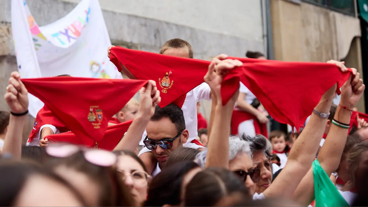 Primer Chupinazo Txiki de la historia de los Sanfermines en la plaza del Ayuntamiento de Pamplona durante las fiestas de San Ferm&iacute;n 2026. I&Ntilde;IGO ALZUGARAY