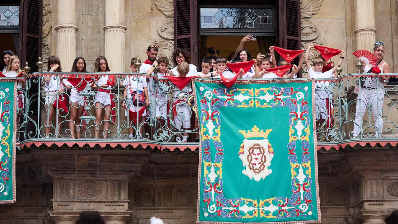 Primer Chupinazo Txiki de la historia de los Sanfermines en la plaza del Ayuntamiento de Pamplona durante las fiestas de San Ferm&iacute;n 2026. I&Ntilde;IGO ALZUGARAY