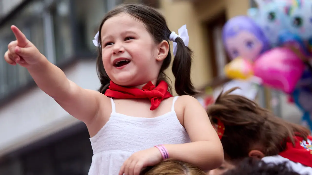 Primer Chupinazo Txiki de la historia de los Sanfermines en la plaza del Ayuntamiento de Pamplona durante las fiestas de San Ferm&iacute;n 2026. I&Ntilde;IGO ALZUGARAY