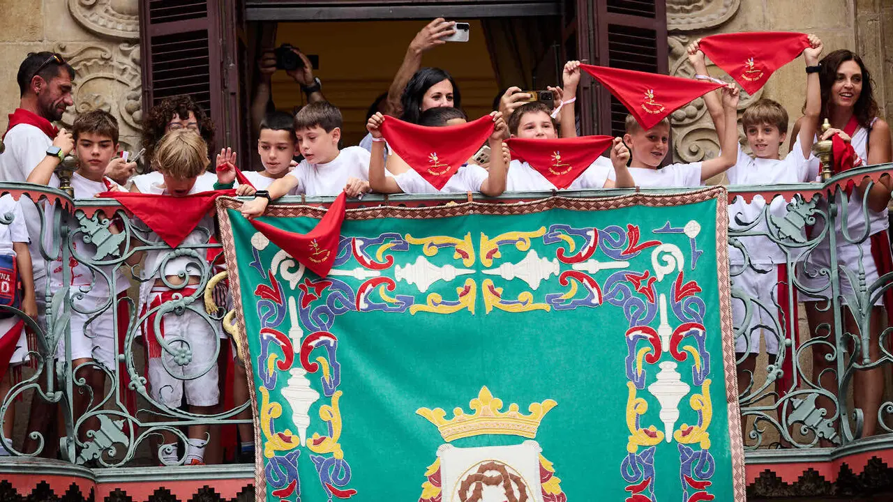 Primer Chupinazo Txiki de la historia de los Sanfermines en la plaza del Ayuntamiento de Pamplona durante las fiestas de San Ferm&iacute;n 2026. I&Ntilde;IGO ALZUGARAY