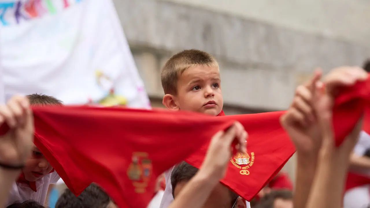 Primer Chupinazo Txiki de la historia de los Sanfermines en la plaza del Ayuntamiento de Pamplona durante las fiestas de San Ferm&iacute;n 2026. I&Ntilde;IGO ALZUGARAY