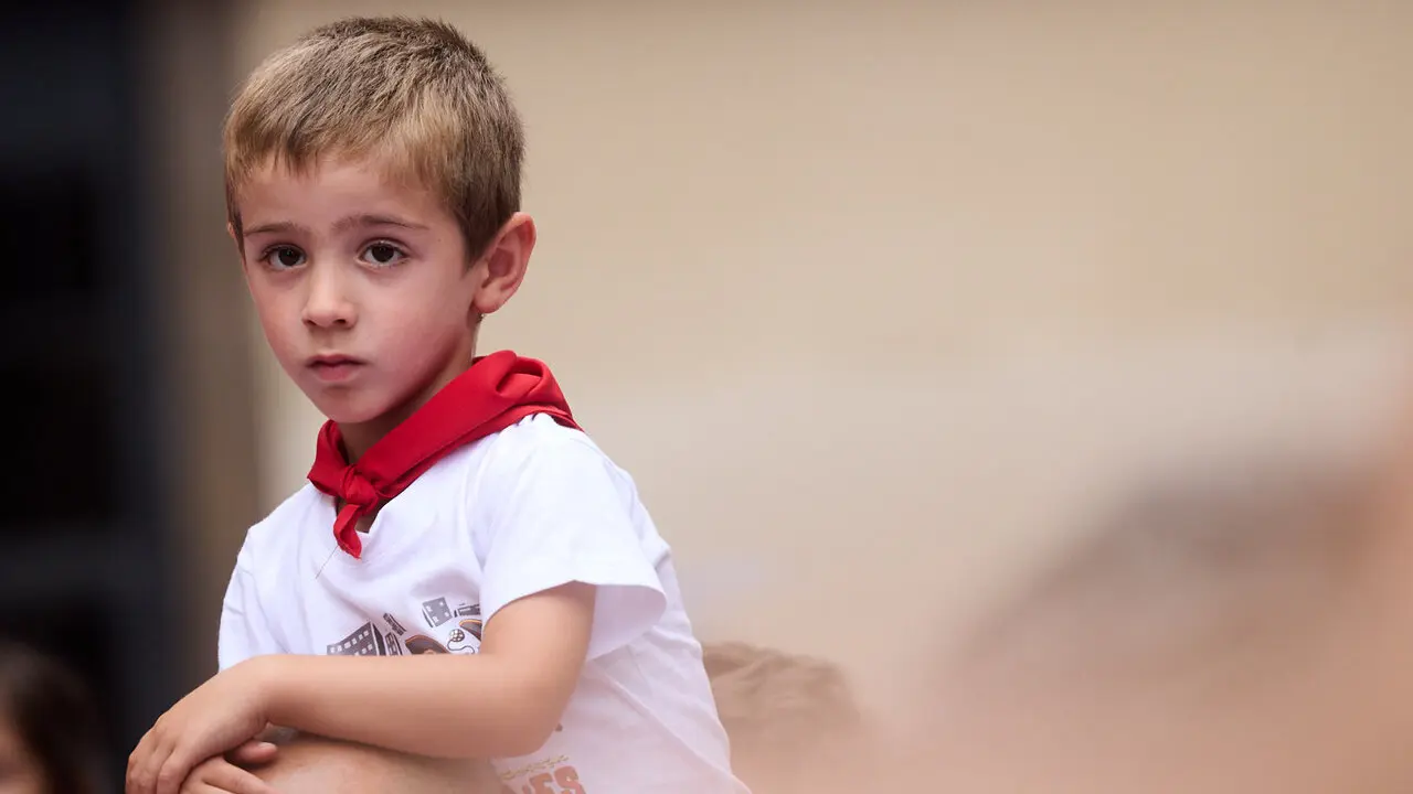 Primer Chupinazo Txiki de la historia de los Sanfermines en la plaza del Ayuntamiento de Pamplona durante las fiestas de San Ferm&iacute;n 2026. I&Ntilde;IGO ALZUGARAY