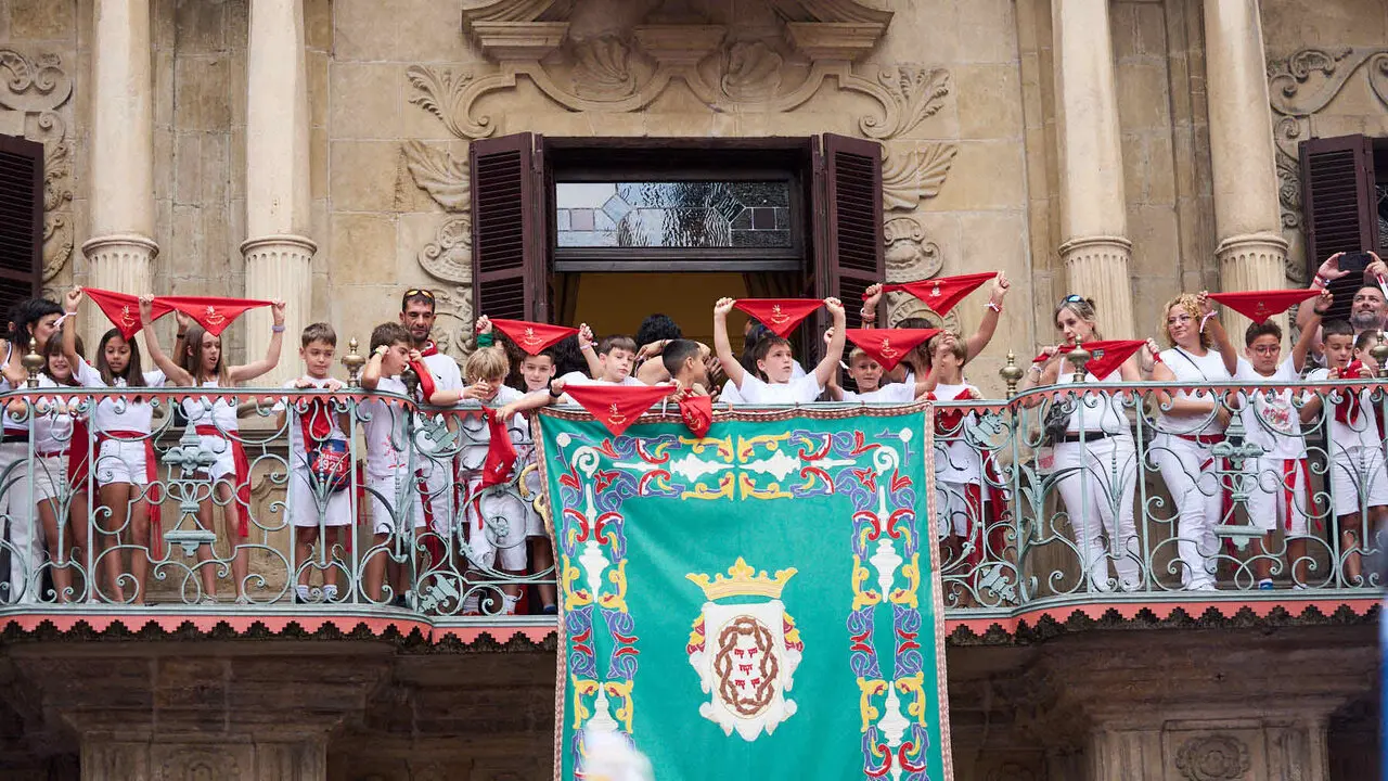 Primer Chupinazo Txiki de la historia de los Sanfermines en la plaza del Ayuntamiento de Pamplona durante las fiestas de San Ferm&iacute;n 2026. I&Ntilde;IGO ALZUGARAY