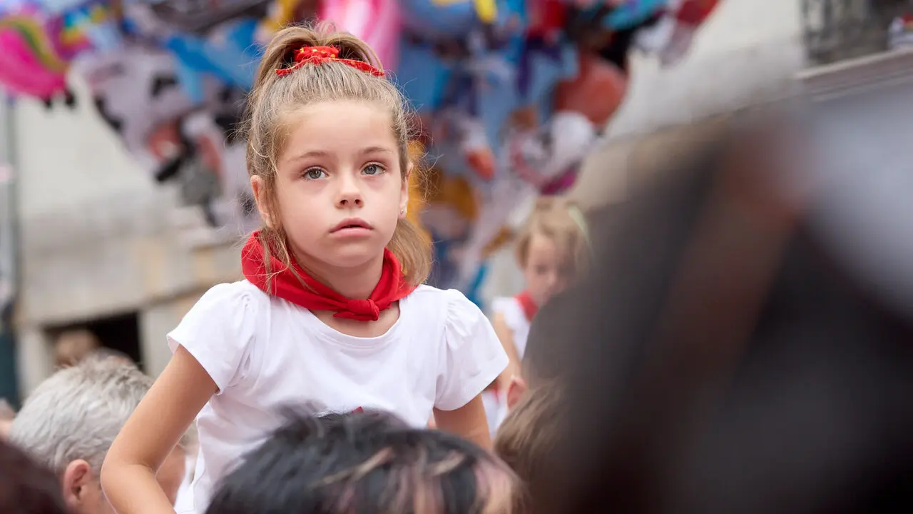 Primer Chupinazo Txiki de la historia de los Sanfermines en la plaza del Ayuntamiento de Pamplona durante las fiestas de San Ferm&iacute;n 2026. I&Ntilde;IGO ALZUGARAY