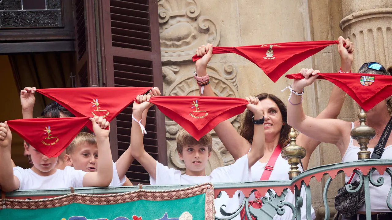 Primer Chupinazo Txiki de la historia de los Sanfermines en la plaza del Ayuntamiento de Pamplona durante las fiestas de San Ferm&iacute;n 2026. I&Ntilde;IGO ALZUGARAY
