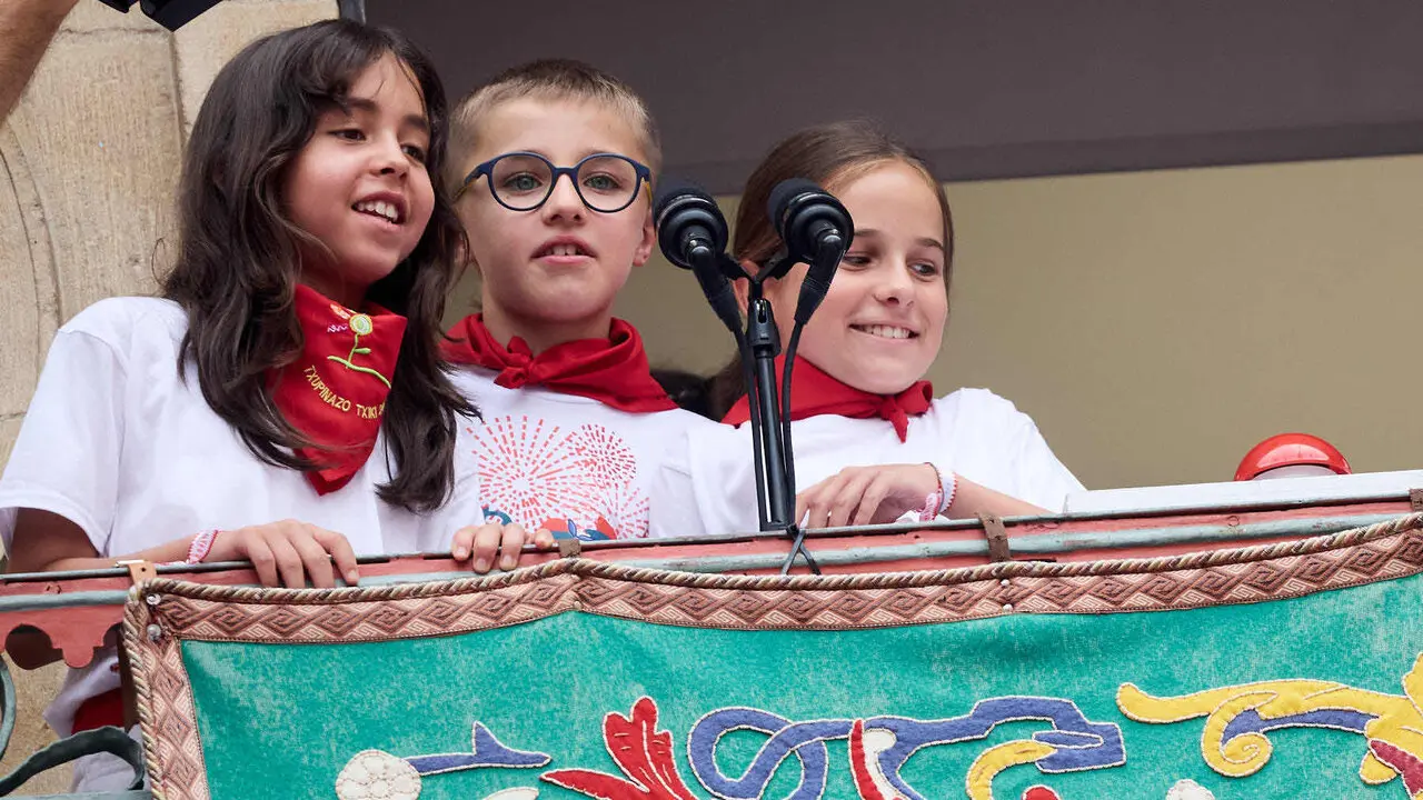 Primer Chupinazo Txiki de la historia de los Sanfermines en la plaza del Ayuntamiento de Pamplona durante las fiestas de San Ferm&iacute;n 2026. I&Ntilde;IGO ALZUGARAY