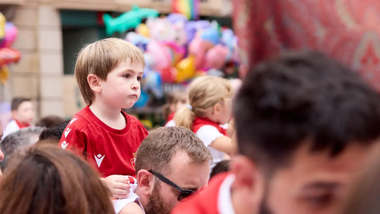 Primer Chupinazo Txiki de la historia de los Sanfermines en la plaza del Ayuntamiento de Pamplona durante las fiestas de San Ferm&iacute;n 2026. I&Ntilde;IGO ALZUGARAY