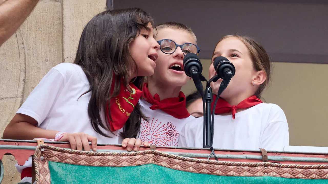 Primer Chupinazo Txiki de la historia de los Sanfermines en la plaza del Ayuntamiento de Pamplona durante las fiestas de San Ferm&iacute;n 2026. I&Ntilde;IGO ALZUGARAY