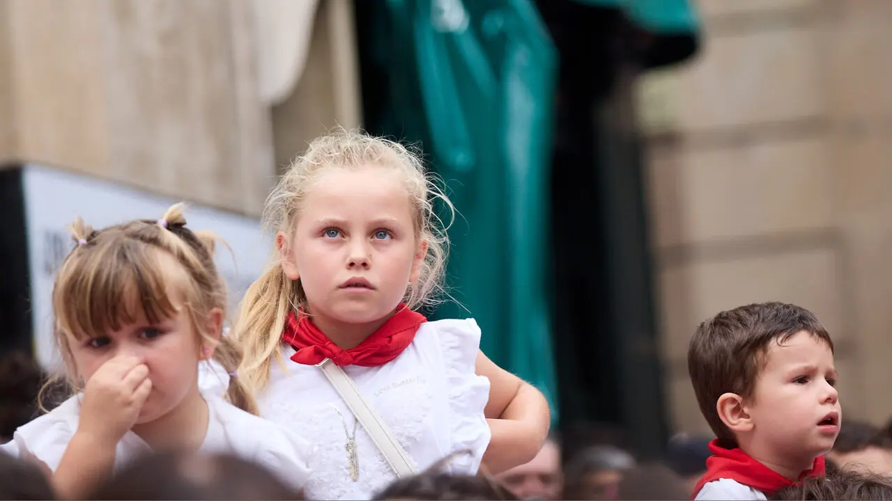 Primer Chupinazo Txiki de la historia de los Sanfermines en la plaza del Ayuntamiento de Pamplona durante las fiestas de San Ferm&iacute;n 2026. I&Ntilde;IGO ALZUGARAY