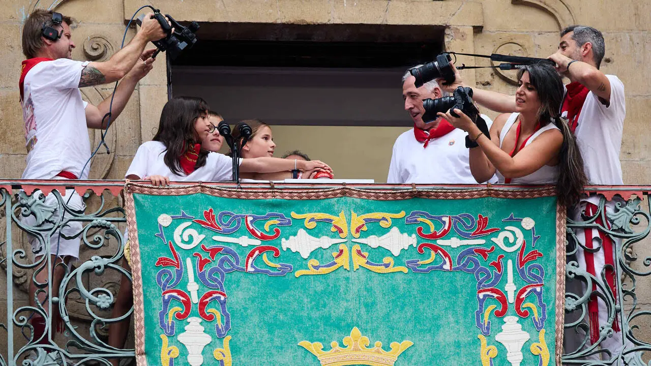 Primer Chupinazo Txiki de la historia de los Sanfermines en la plaza del Ayuntamiento de Pamplona durante las fiestas de San Ferm&iacute;n 2026. I&Ntilde;IGO ALZUGARAY