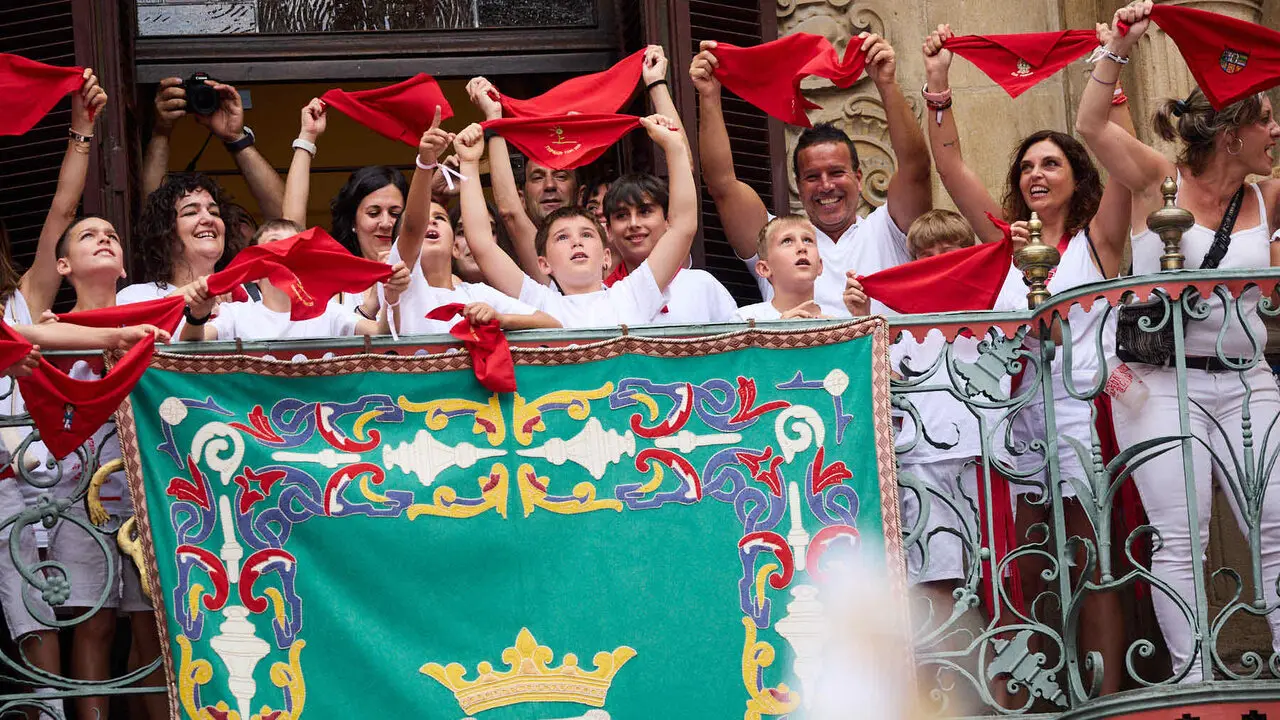 Primer Chupinazo Txiki de la historia de los Sanfermines en la plaza del Ayuntamiento de Pamplona durante las fiestas de San Ferm&iacute;n 2026. I&Ntilde;IGO ALZUGARAY