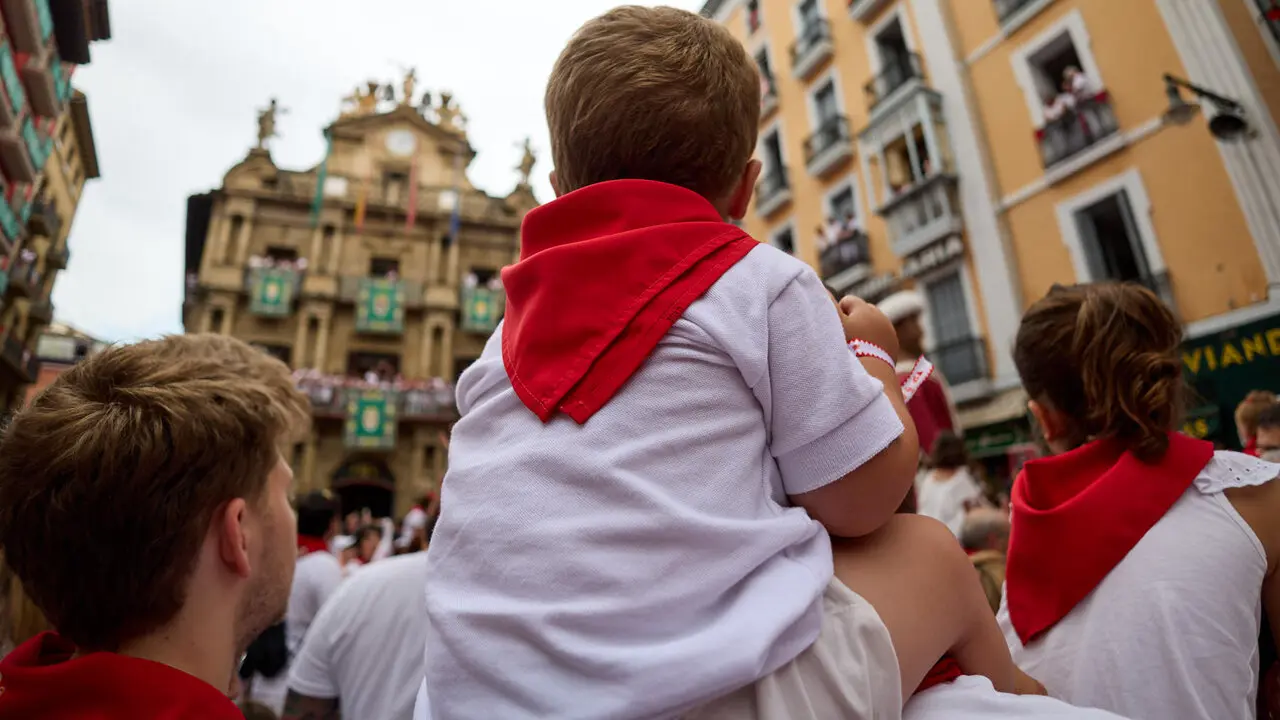 Primer Chupinazo Txiki de la historia de los Sanfermines en la plaza del Ayuntamiento de Pamplona durante las fiestas de San Ferm&iacute;n 2026. I&Ntilde;IGO ALZUGARAY