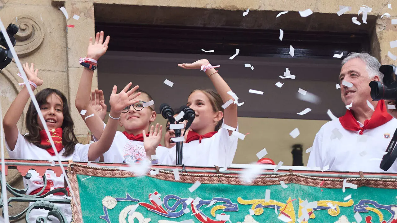 Primer Chupinazo Txiki de la historia de los Sanfermines en la plaza del Ayuntamiento de Pamplona durante las fiestas de San Ferm&iacute;n 2026. I&Ntilde;IGO ALZUGARAY