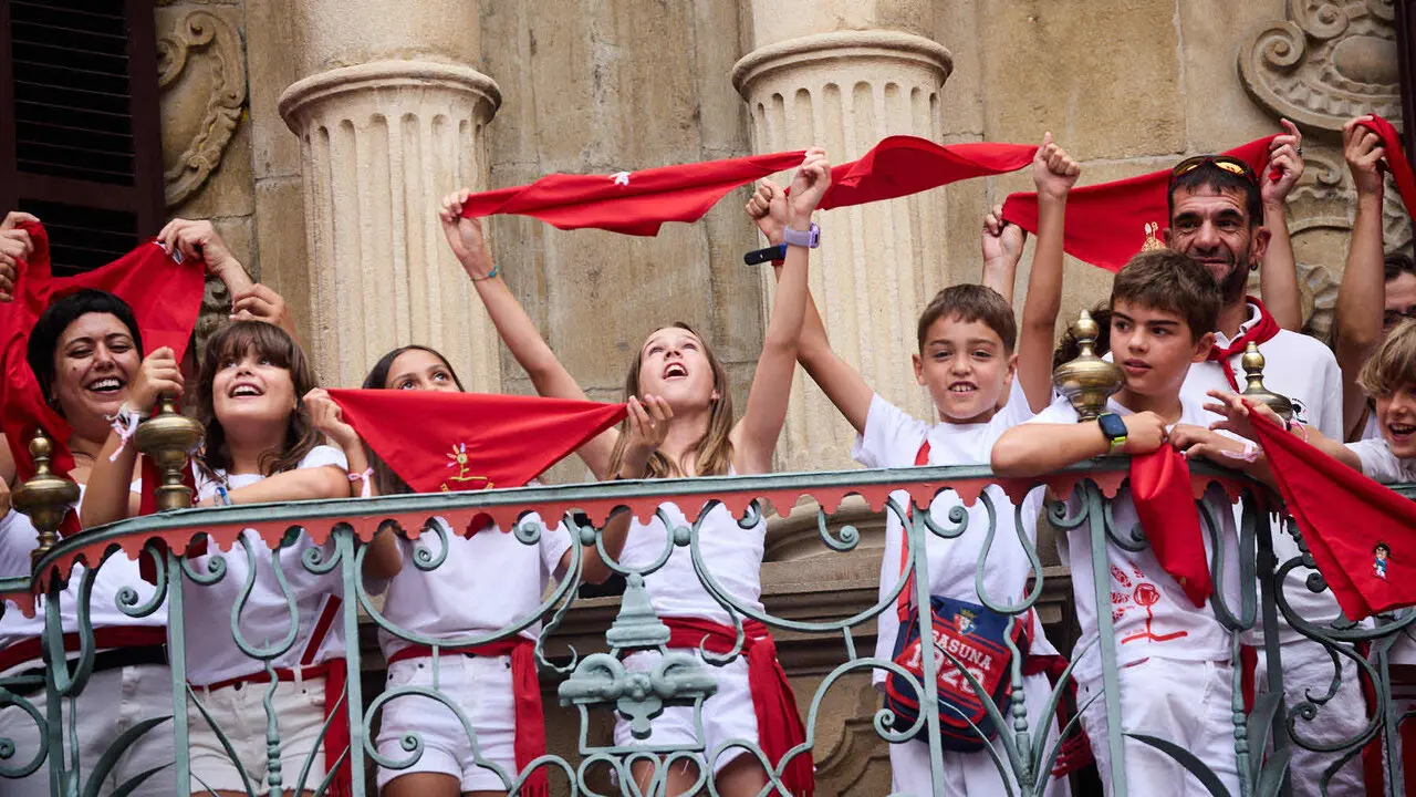 Primer Chupinazo Txiki de la historia de los Sanfermines en la plaza del Ayuntamiento de Pamplona durante las fiestas de San Ferm&iacute;n 2026. I&Ntilde;IGO ALZUGARAY