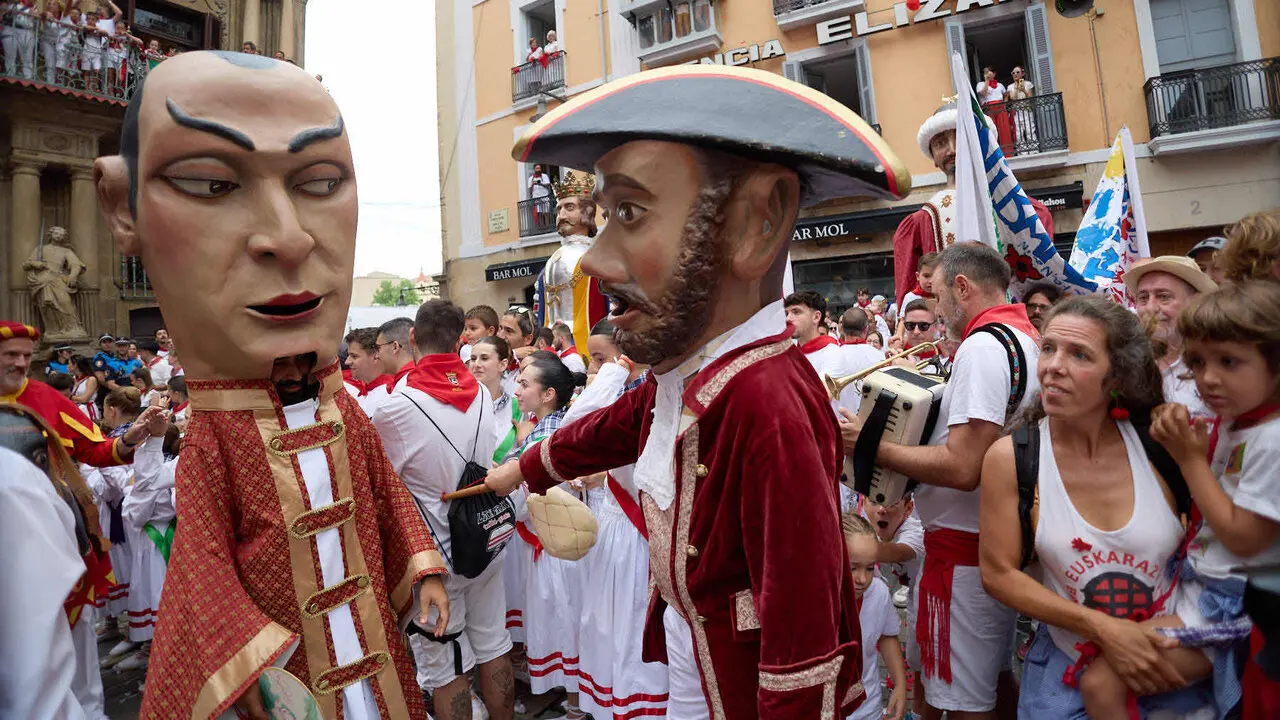 Primer Chupinazo Txiki de la historia de los Sanfermines en la plaza del Ayuntamiento de Pamplona durante las fiestas de San Ferm&iacute;n 2026. I&Ntilde;IGO ALZUGARAY