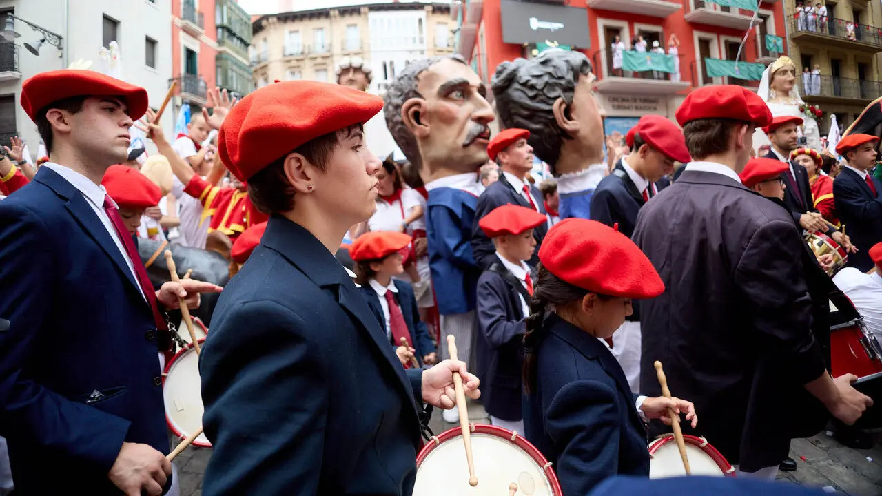 Primer Chupinazo Txiki de la historia de los Sanfermines en la plaza del Ayuntamiento de Pamplona durante las fiestas de San Ferm&iacute;n 2026. I&Ntilde;IGO ALZUGARAY