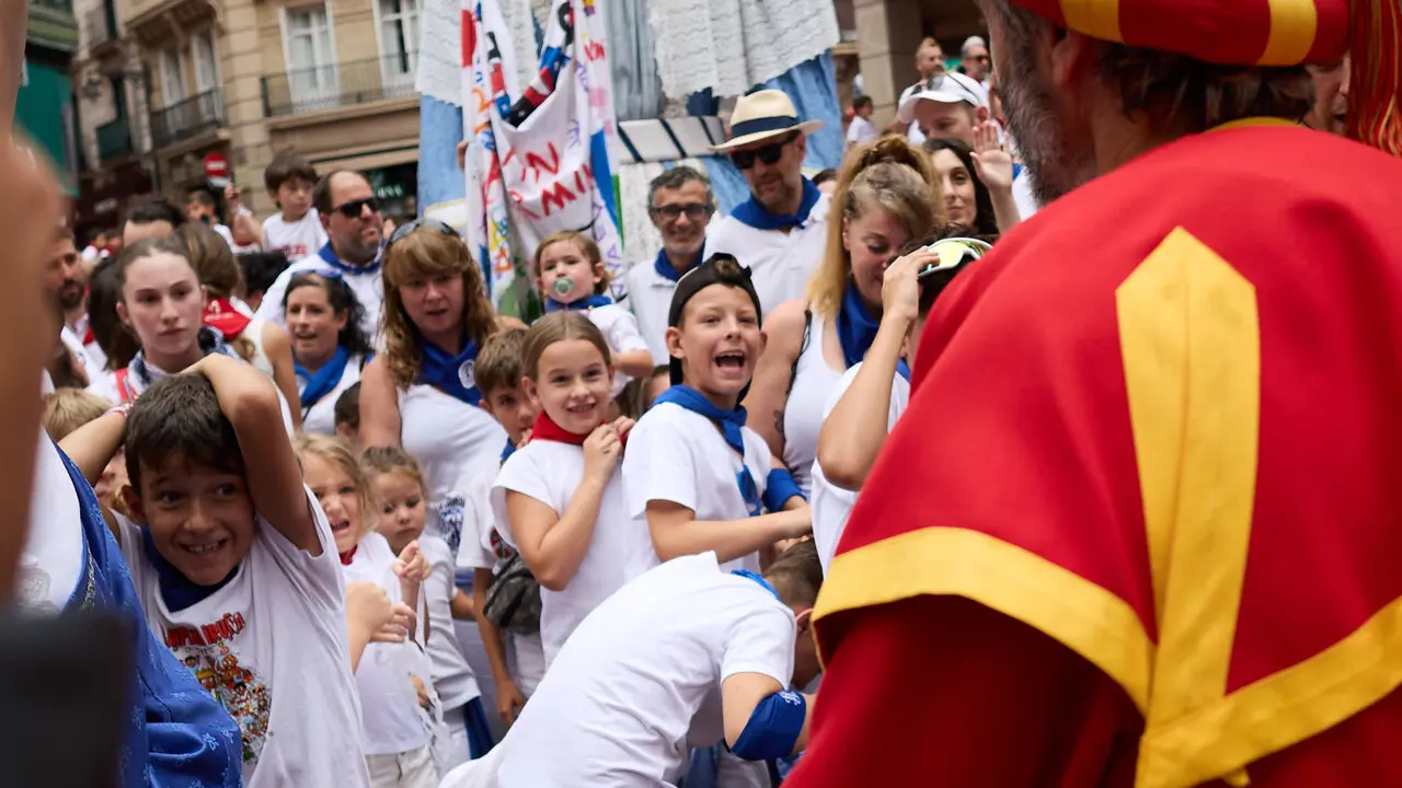 Primer Chupinazo Txiki de la historia de los Sanfermines en la plaza del Ayuntamiento de Pamplona durante las fiestas de San Ferm&iacute;n 2026. I&Ntilde;IGO ALZUGARAY