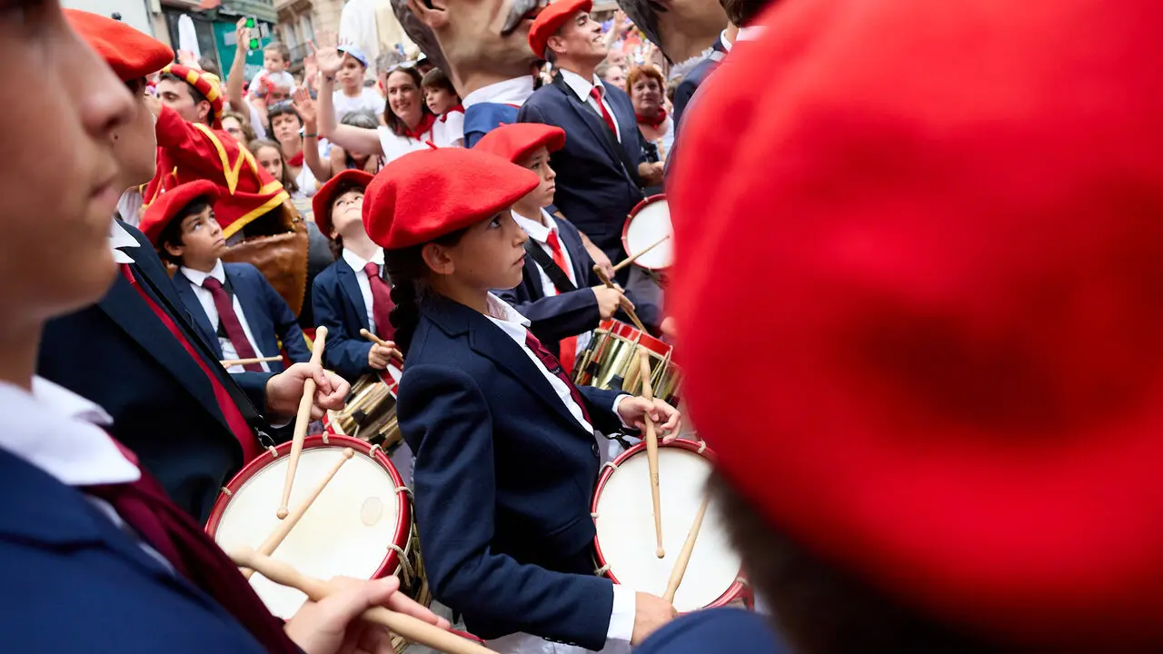 Primer Chupinazo Txiki de la historia de los Sanfermines en la plaza del Ayuntamiento de Pamplona durante las fiestas de San Ferm&iacute;n 2026. I&Ntilde;IGO ALZUGARAY