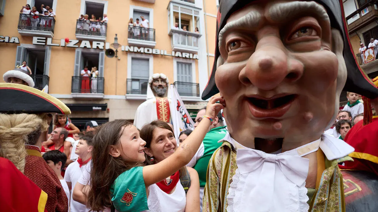 Primer Chupinazo Txiki de la historia de los Sanfermines en la plaza del Ayuntamiento de Pamplona durante las fiestas de San Ferm&iacute;n 2026. I&Ntilde;IGO ALZUGARAY