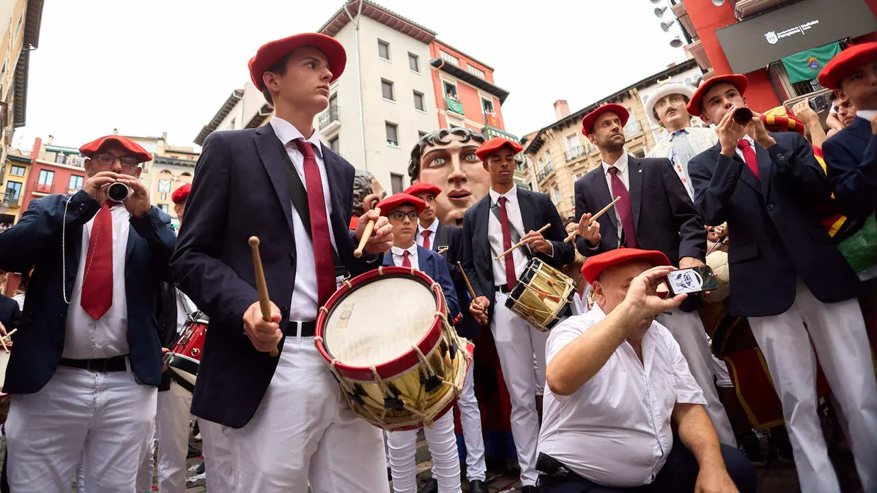 Primer Chupinazo Txiki de la historia de los Sanfermines en la plaza del Ayuntamiento de Pamplona durante las fiestas de San Ferm&iacute;n 2026. I&Ntilde;IGO ALZUGARAY