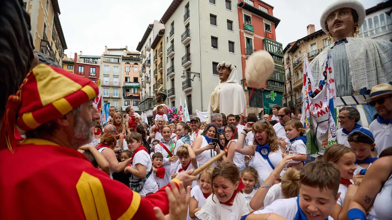 Primer Chupinazo Txiki de la historia de los Sanfermines en la plaza del Ayuntamiento de Pamplona durante las fiestas de San Ferm&iacute;n 2026. I&Ntilde;IGO ALZUGARAY
