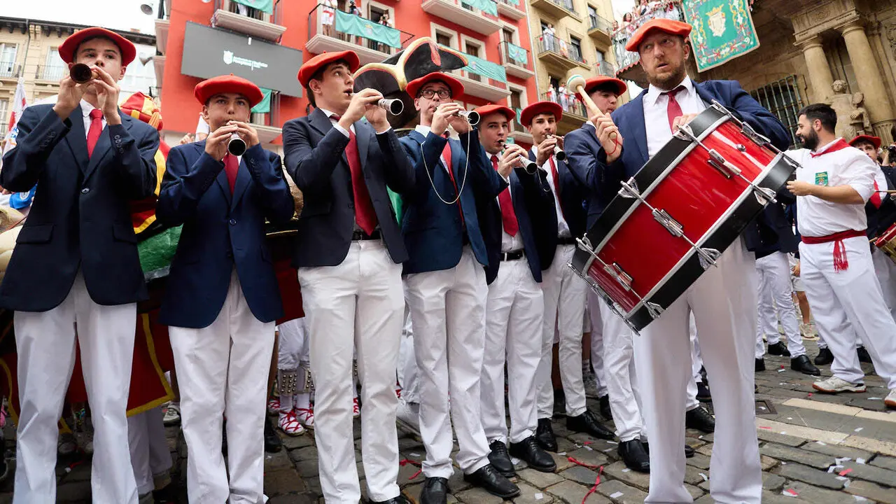 Primer Chupinazo Txiki de la historia de los Sanfermines en la plaza del Ayuntamiento de Pamplona durante las fiestas de San Ferm&iacute;n 2026. I&Ntilde;IGO ALZUGARAY